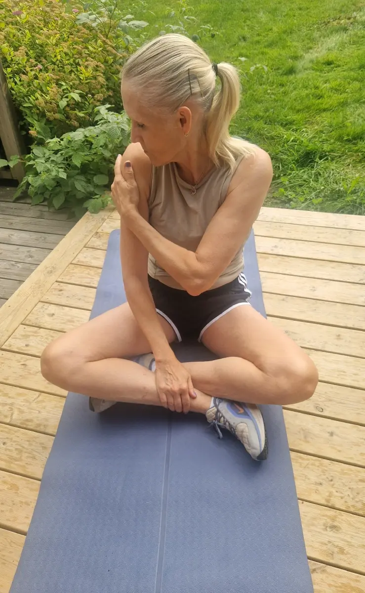 Anette visar övningar i lymfmassage